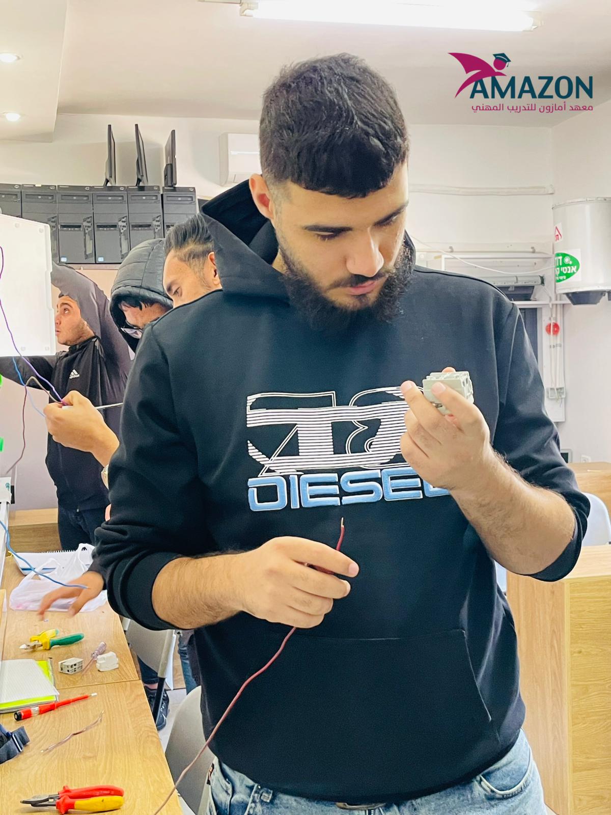 تخصص التمديدات الكهربائية المنزلية و الصناعية 